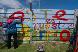 Más Barrio:pintada de mural en Cerro Norte