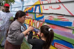 Más Barrio:pintada de mural en Cerro Norte