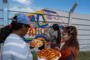 Más Barrio:pintada de mural en Cerro Norte