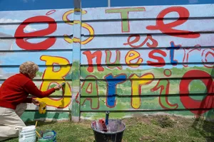 Más Barrio:pintada de mural en Cerro Norte