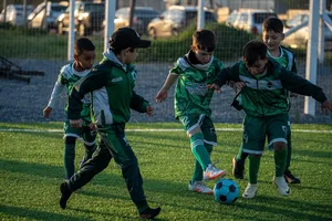 Iluminación de cancha de fútbol infantil en Ciudad del Plata