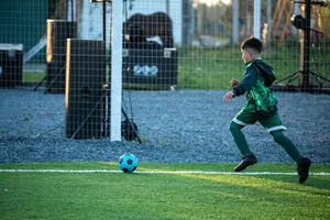 Iluminación de cancha de fútbol infantil en Ciudad del Plata