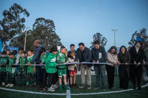 Iluminación de cancha de fútbol infantil en Ciudad del Plata