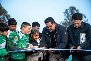 Iluminación de cancha de fútbol infantil en Ciudad del Plata