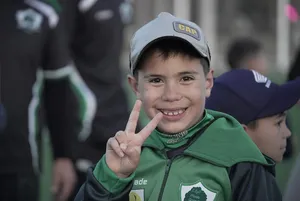 Iluminación de cancha de fútbol infantil en Ciudad del Plata