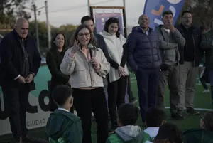 Iluminación de cancha de fútbol infantil en Ciudad del Plata