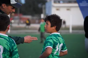 Iluminación de cancha de fútbol infantil en Ciudad del Plata