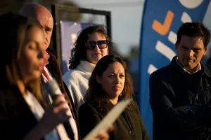 Iluminación de cancha de fútbol infantil en Ciudad del Plata
