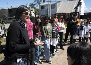 Alumnos de la escuela Ana Frank y jóvenes del centro “33 Orientales” plantaron árboles