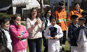 Alumnos de la escuela Ana Frank y jóvenes del centro “33 Orientales” plantaron árboles