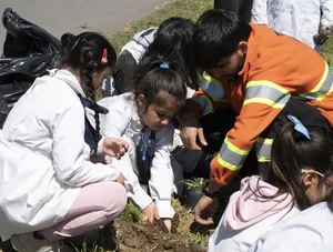 Alumnos de la escuela Ana Frank y jóvenes del centro “33 Orientales” plantaron árboles