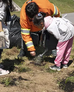 Alumnos de la escuela Ana Frank y jóvenes del centro “33 Orientales” plantaron árboles