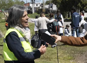 Alumnos de la escuela Ana Frank y jóvenes del centro “33 Orientales” plantaron árboles