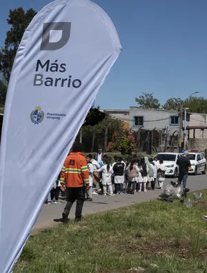 Alumnos de la escuela Ana Frank y jóvenes del centro “33 Orientales” plantaron árboles