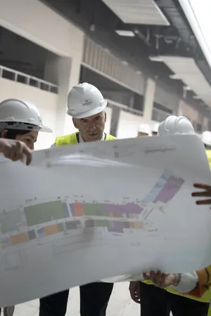 Presidente Orsi visitó obras de shopping de av. garzón