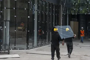 Presidente Orsi visitó obras de shopping de av. garzón